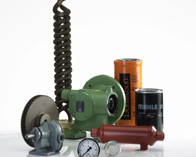 Oil pump, oil filters, oil cooler and gauge for homogeniser lubrication