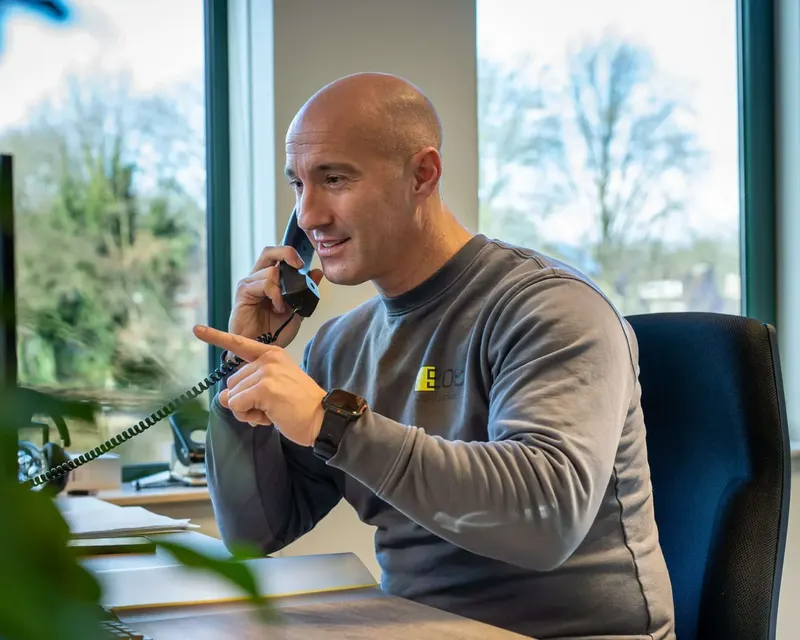 BOS service manager on the phone with a customer